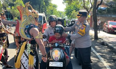 Unik..! Polres Blitar Kota Terjunkan Gatotkaca dan Werkudara Sosialisasikan Ops Keselamatan Semeru 2026